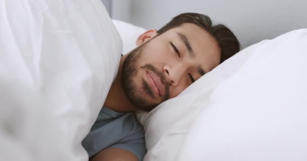 Relax Bed Slapen Met Man Wakker Slaapkamer Glimlachen Gelukkig Een — Stockvideo