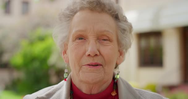 Retrato Sénior Sonrisa Cara Una Anciana Parada Afuera Sintiéndose Feliz — Vídeos de Stock