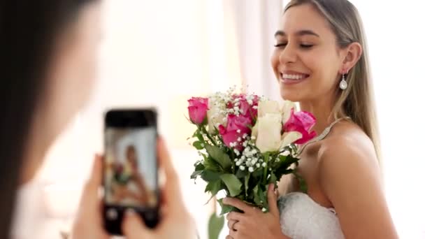 Telefonní Fotografie Nevěsty Kytice Svatební Oslavy Šťastný Láska Úsměv Luxusních — Stock video