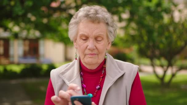 Telefon Pensionering Och Senior Kvinna Sociala Medier Natur Trädgård Eller — Stockvideo