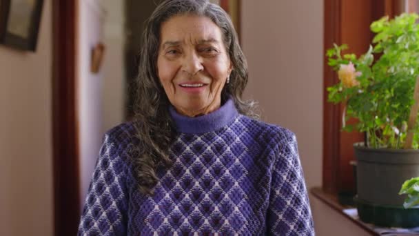 Vanhempi Nainen Hymyillä Nauraa Vanhusten Intialainen Nainen Onnellinen Nauttia Hänen — kuvapankkivideo
