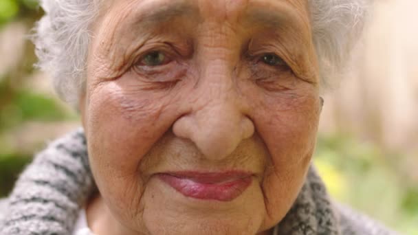 Twarz Szczęście Uśmiech Starszą Kobietą Stojącą Zewnątrz Ogrodzie Swojego Domu — Wideo stockowe