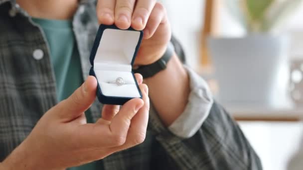 驚きと結婚のためのカップルのジュエリー 提案と婚約指輪と手 デートを保存するために女性にダイヤモンドジュエリーギフトを与える男とすごい 幸せと発表 — ストック動画