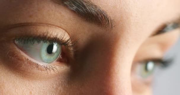 Olho Foco Visão Olhos Mulher Macro Extrema Optometrista Para Testar — Vídeo de Stock