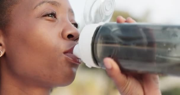 Африканська Жінка Здоров Питна Вода Після Щасливої Свіжої Безкоштовної Після — стокове відео