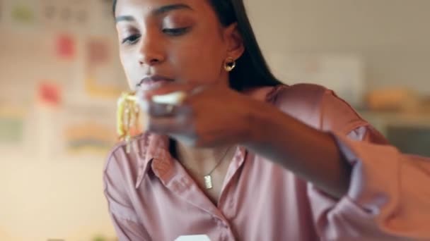 Jobbar Sent Äter Hämtmat Och Dataanalys Kvinna Eller Webbutveckling Äta — Stockvideo
