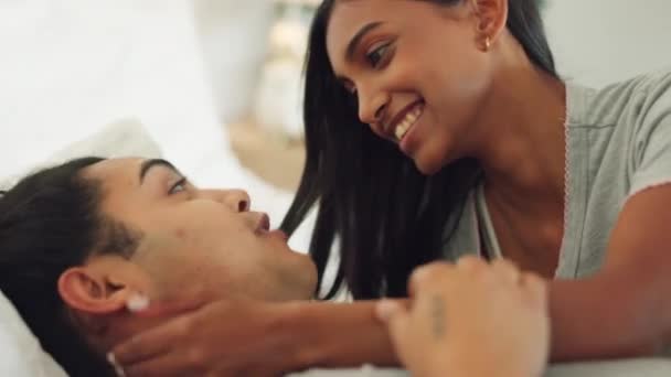 부부가 침실에 침대에서 남녀가 키스하는 랑하고 행복해 것입니다 데이트 로맨스 — 비디오