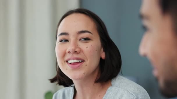 Asiatico Coppia Sorriso Conversazione Ridere Insieme Soggiorno Parlando Amore Incontri — Video Stock