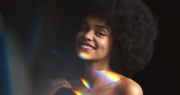 ジャマイカの女性モデルのプリズムの虹と光と反射が幸せな笑顔で 彼女の顔 体の皮膚にカラフルな創造的な照明を持つ人の肖像画は 芸術の美しさを感じて — ストック動画