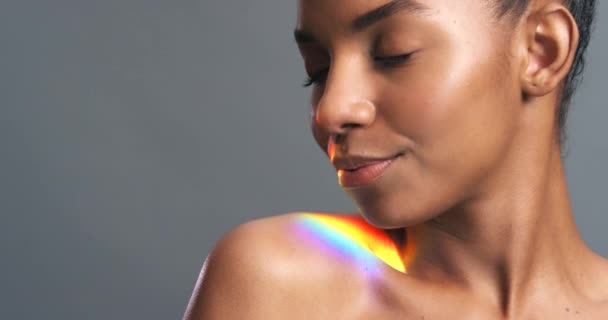 Viso Naturale Bellezza Luce Arcobaleno Raggio Donna Felice Orgogliosa Uno — Video Stock