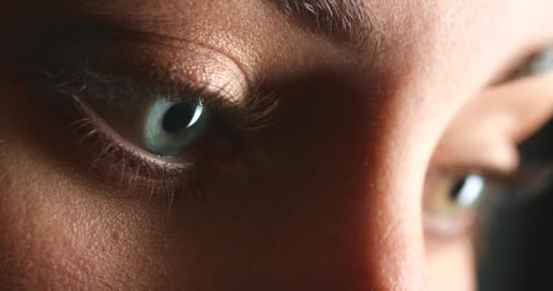 Me18 Portræt Kvinde Tænkning Øjne Vision Alene Læsende Betænksom Kvinde – Stock-video
