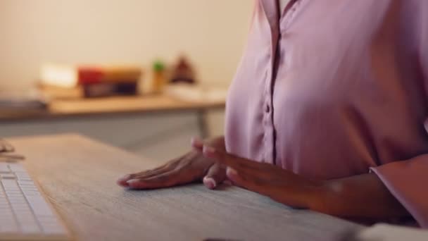 Müzik Bir Kadınıyla Dans Ofisinde Çalışırken Ellerini Masaya Vuruyor Özgürlük — Stok video