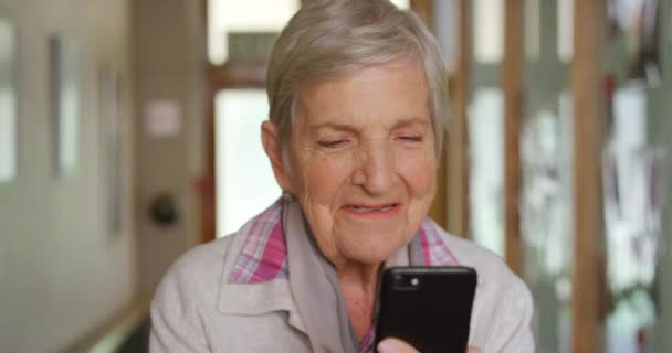 Seniorin Telefoniert Und Kommuniziert Während Sie Nachrichten Den Sozialen Medien — Stockvideo