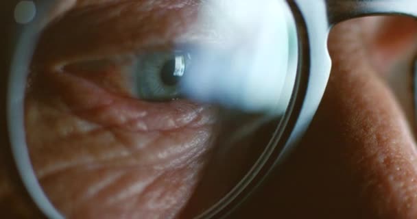 Очі Зір Окуляри Літнім Чоловіком Інтернеті Відображенням Бездротового Пристрою Його — стокове відео