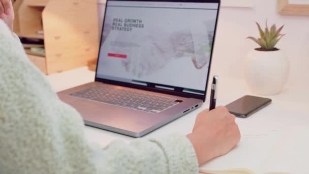 Επιχειρηματική Στρατηγική Και Γυναίκα Οθόνη Laptop Πληροφορίες Ιστοσελίδα Για Σχεδιασμό — Αρχείο Βίντεο