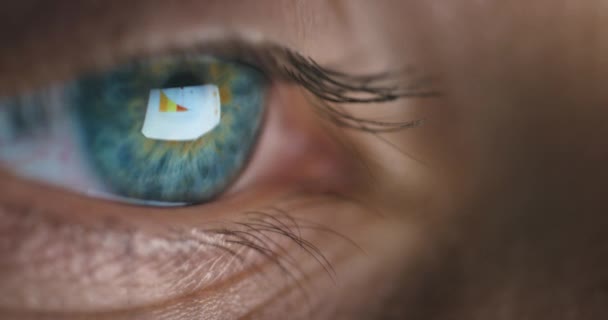 Niebieskie Oko Kobieta Odczyt Danych Technologicznych Wykres Infograficzny Badania Nad — Wideo stockowe