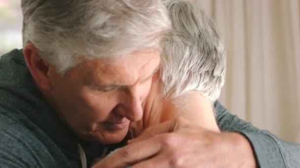 Ruhestand Hochzeitspaar Und Eine Traurige Umarmung Für Unterstützung Und Trost — Stockvideo