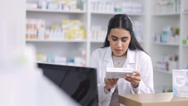 Pharmacien Travaillant Sur Ordinateur Dans Une Pharmacie Avec Des Pilules — Video