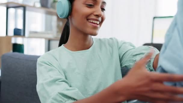 Щаслива Жінка Бездротові Навушники Прибирання Слухаючи Музику Складає Чисту Білизну — стокове відео