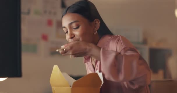 Fast Food Eten Met Een Zakenvrouw Genieten Van Een Afhaalmaaltijd — Stockvideo