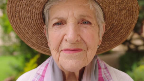 Porträtt Äldre Kvinna Grön Trädgård Ålderdomshemmet Med Halmhatt Glad Lugn — Stockvideo