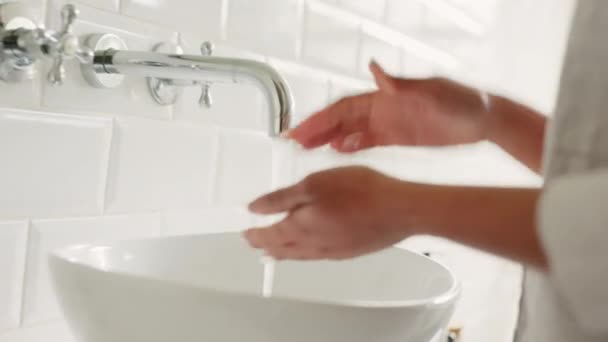 Frauen Reinigen Die Hände Mit Seife Wasser Und Sorgen Für — Stockvideo