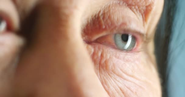 Зрение Глаза Контактные Линзы Пожилой Женщины Зрения Подстриженные Подтянутые Пенсия — стоковое видео