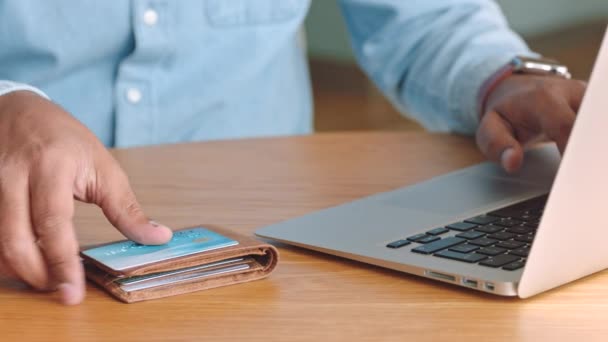 Dłonie Biznesmena Kartą Kredytową Laptopem Portfelem Robiącego Zakupy Online Zbliżenie — Wideo stockowe
