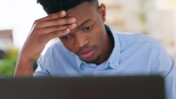 デジタル教育または家庭での大学試験のためのラップトップで勉強する疲れ 混乱し ストレスの学生 精神衛生 問題読書作業やオンラインテストと頭痛黒人男性 — ストック動画