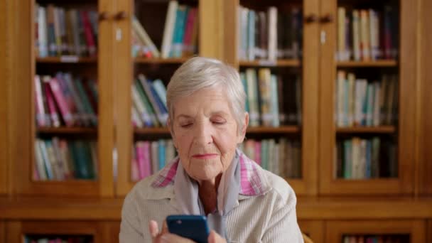 Senior Vrouw Telefoon Denken Idee Innovatie Planning Antwoord Voor Internet — Stockvideo
