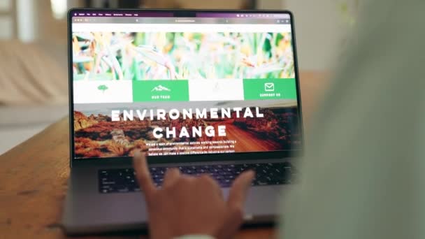 Kvinnan Använder Laptop För Forskning Klimatförändringar Hitta Information Och Utbildning — Stockvideo