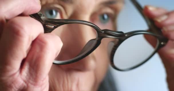 Glasögon Vision Zoom Och Senior Kvinna Läser Arbetar Eller Gör — Stockvideo