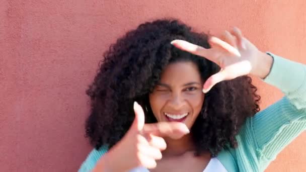 Fotografie Fotografe Vinger Van Een Vrouw Omlijsten Haar Glimlach Met — Stockvideo