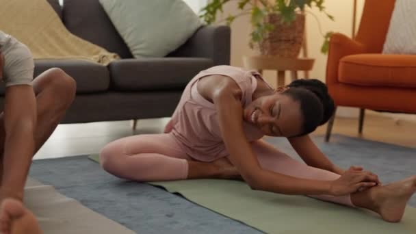 Zwart Paar Thuistraining Fitness Strekken Benen Oefening Yoga Lounge Samen — Stockvideo