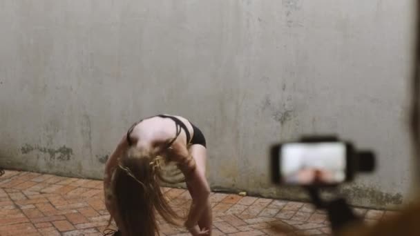 Tanec Video Hudba Tanečnicí Kameramanem Který Nahrává Smartphone Zákulisí Zákulisí — Stock video