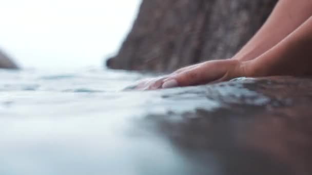 Sahilde Elleri Okyanusta Denizde Olan Bir Kadınla Doğa Taze Sağlıklı — Stok video