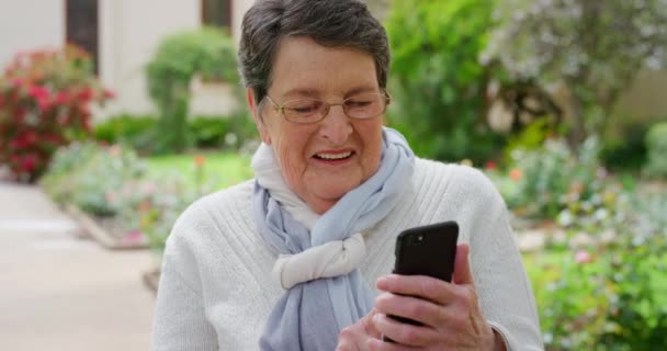 Mujer Mayor Con Smartphone Para Comunicación Online Networking Redes Sociales — Vídeos de Stock