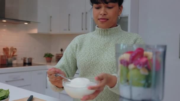 Koktajl Śniadaniowy Zdrowa Kobieta Zdrowe Owoce Żywności Domu Umieszczając Jogurt — Wideo stockowe