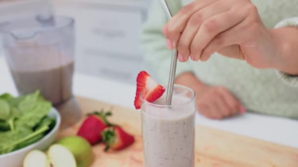 Sağlıklı Yaşam Tarzı Beslenmesi Sağlığı Için Evde Dinlenirken Smoothie Içen — Stok video