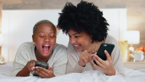 朋友们 打电话 在家里的卧室 家里的内部或放松的酒店与社交媒体技术约会的应用配置文件搜索 幽默的女人 带着手机进行有趣的交流 — 图库视频影像