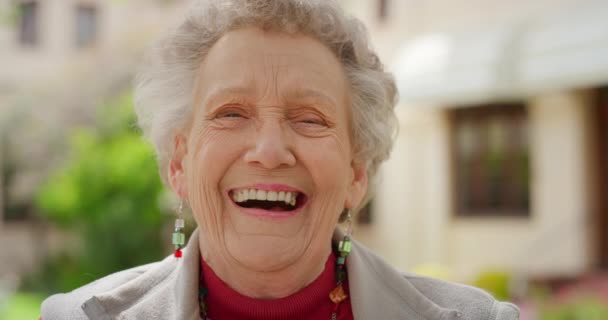 Feliz Sénior Riendo Mujer Sintiéndose Alegre Mientras Disfruta Retiro Tiempo — Vídeos de Stock