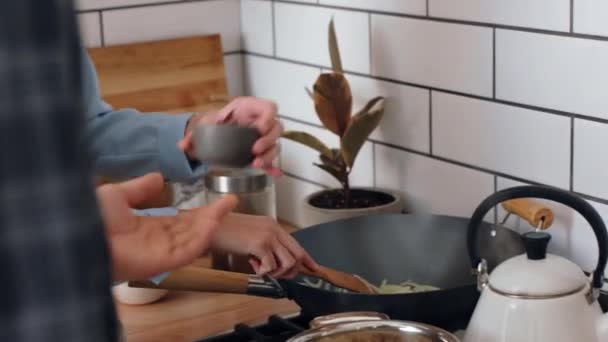 Кухонна Пара Кухонна Плита Вчення Готувати Їжу Спеціями Цибулею Вдома — стокове відео