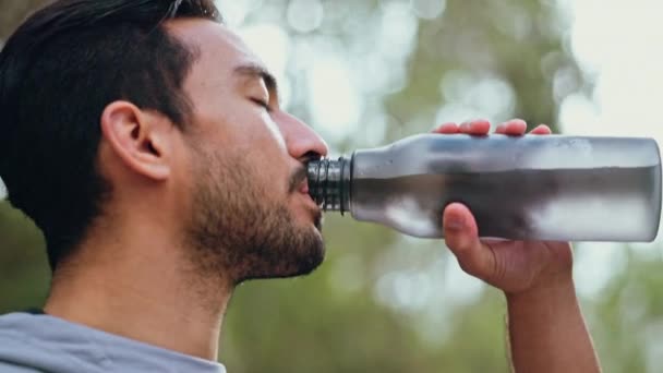 Homem Bebendo Água Após Treino Correndo Fora Sendo Saudável Hidratado — Vídeo de Stock
