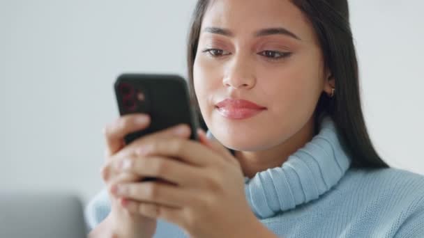 Happy Telefon Kadın Mesajını Okuduktan Sonra Internette Bir Flört Uygulamasında — Stok video