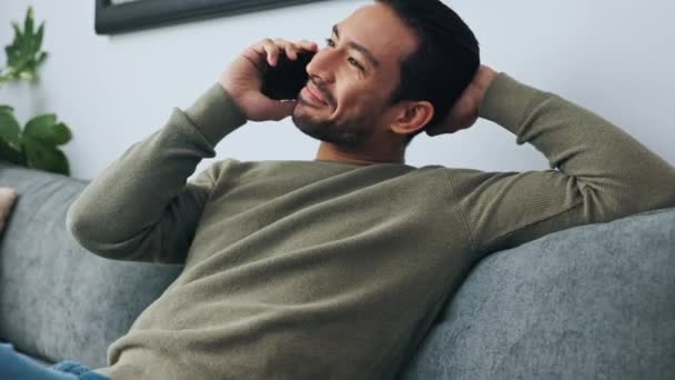 Muž Pohovka Telefonní Hovor Obývacím Pokoji Mluvit Poslouchat Usmívat Mluví — Stock video