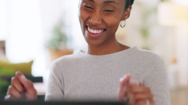 Mujer Feliz Éxito Con Ordenador Portátil Con Promoción Empleo Logro — Vídeos de Stock