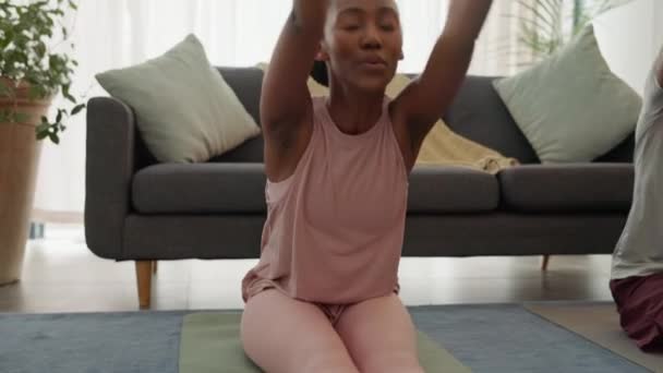 Pareja Africana Yoga Ejercicio Relajación Casa Sala Estar Piso Interior — Vídeos de Stock