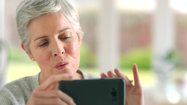 Ola Videollamada Anciana Con Llamada Telefónica Para Comunicación Digital Conexión — Vídeos de Stock