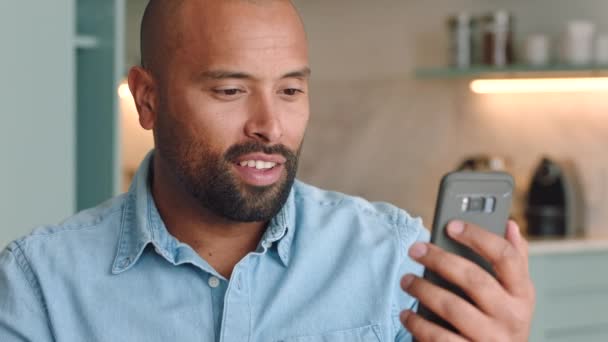 Hombre Videollamada Comunicación Telefónica Sofá Por Relajarse Hablar Hombre Negro — Vídeo de stock