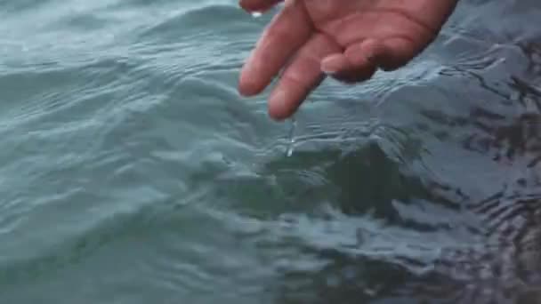 Ruce Voda Příroda Rukou Ženy Dotýkající Oceánu Nebo Moře Pláži — Stock video